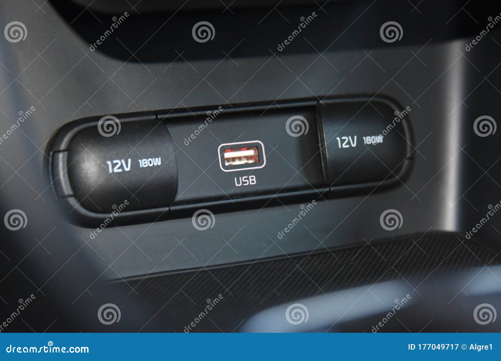 Prise 12v Et Port Usb Sur Le Tableau De Bord De Voiture Image stock - Image  du adaptateur, cellphone: 177049717