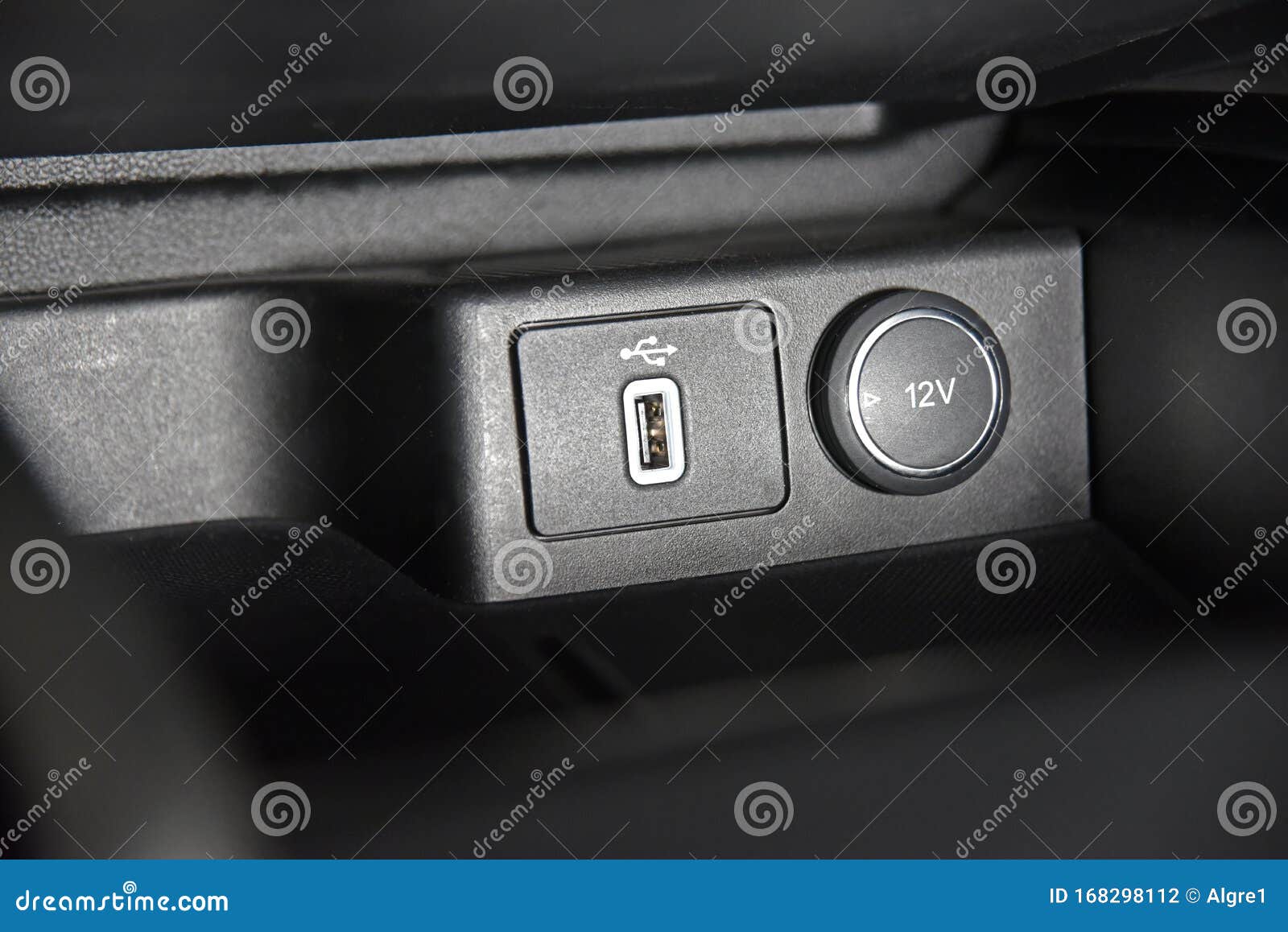 Prise 12v Et Port USB Sur Le Tableau De Bord De Voiture Photo