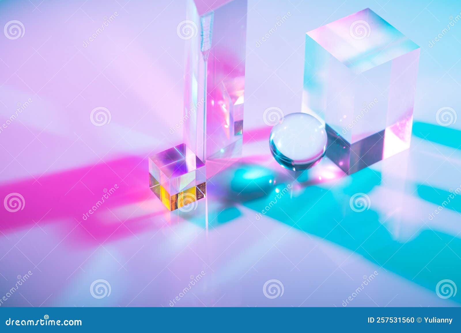 Prisme De Cristal De Verre. Effet De Lumière Multicolore Photo stock -  Image du cube, différent: 257531560