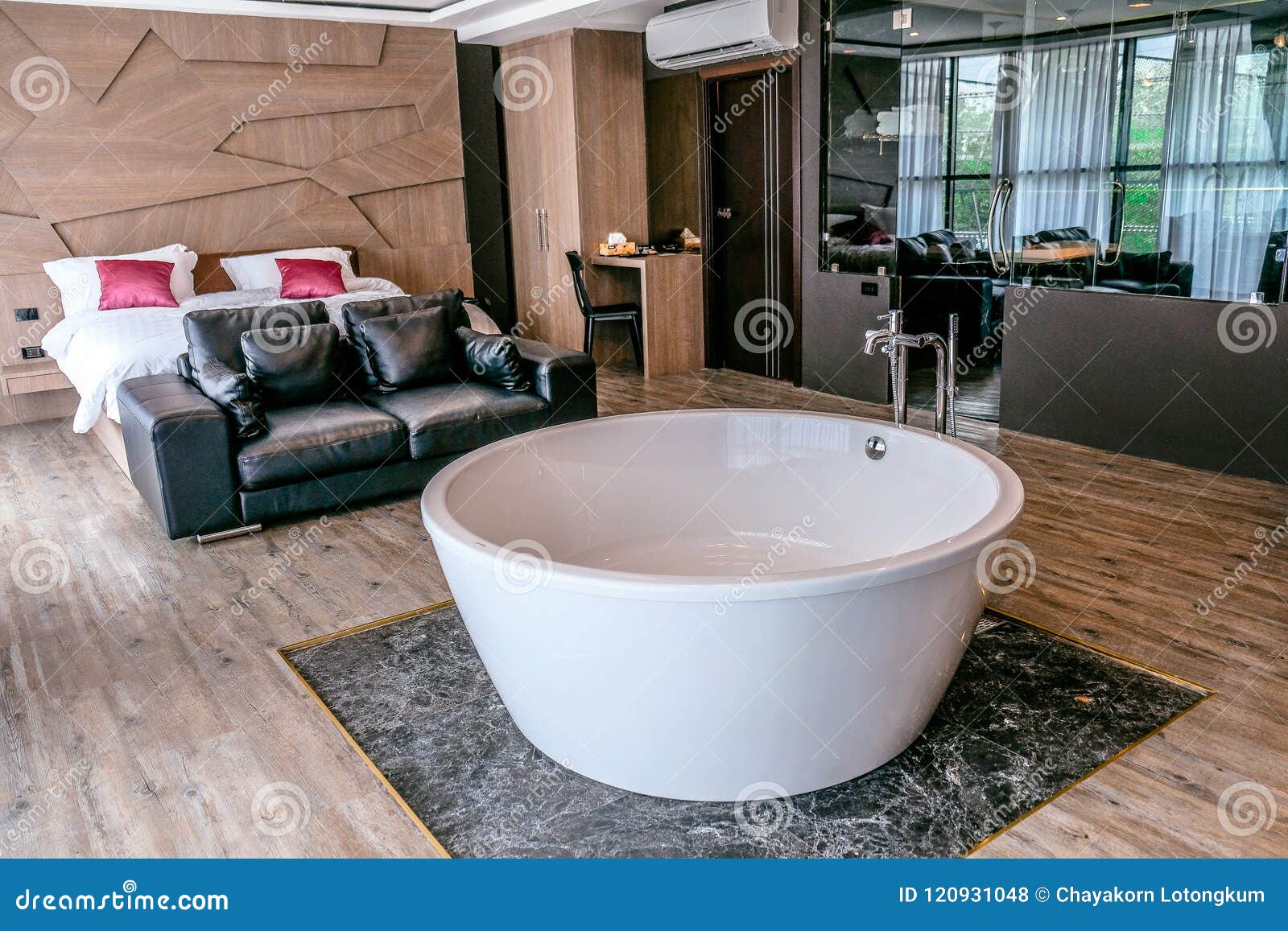 Private Guest House Including Jacuzzi and Hot Tub is Ready with Shinny Sink  Tap Very Luxury Editorial Stock Photo - Image of bathroom, luxurious:  120931048