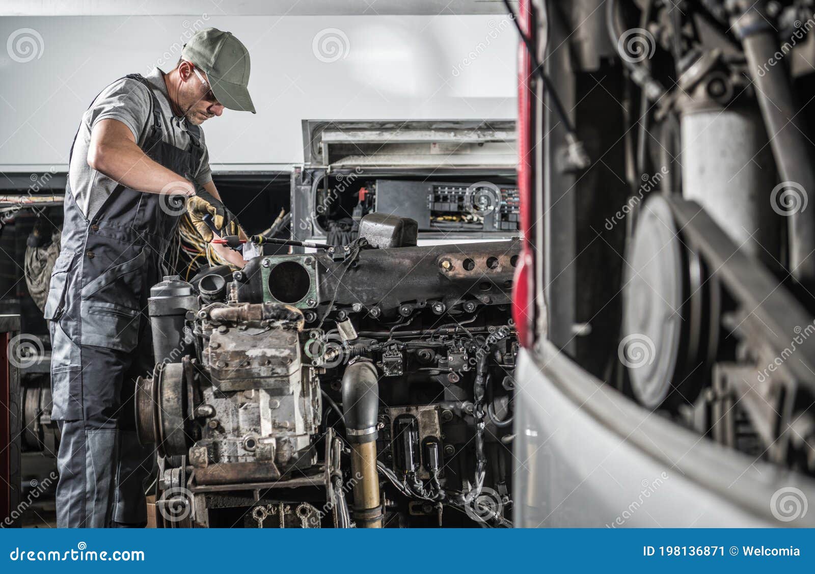 Pro Mécanicien De Véhicules à Moteur Diesel Repair Engine Image stock -  Image du technicien, moderne: 198136871