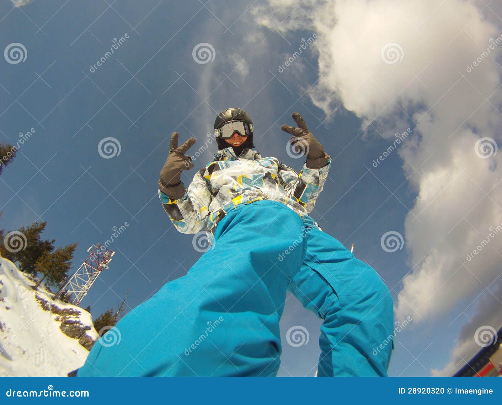 Pro ryttare i snowboardingytterlighetlekarna. Snowboarderen i handlingglidning besegrar sluttar (avbilda taget med en kamera som monteras på stiga ombord),