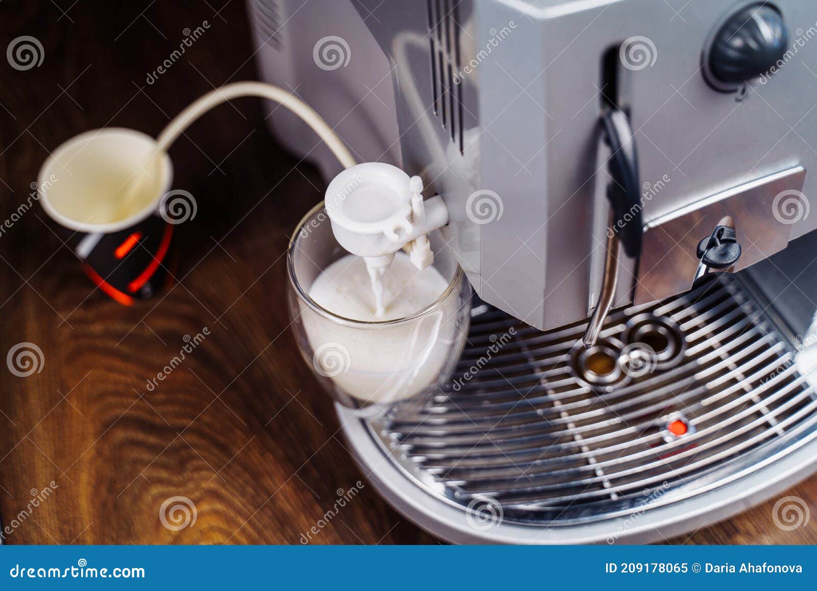 Procédé De Préparation De La Mousse De Lait Pour Le Chauffage Et Le  Fouettage Du Cappuccino. Machine Fouet Le Lait Pour Le Café. C Image stock  - Image du arome, saveur: 209178065