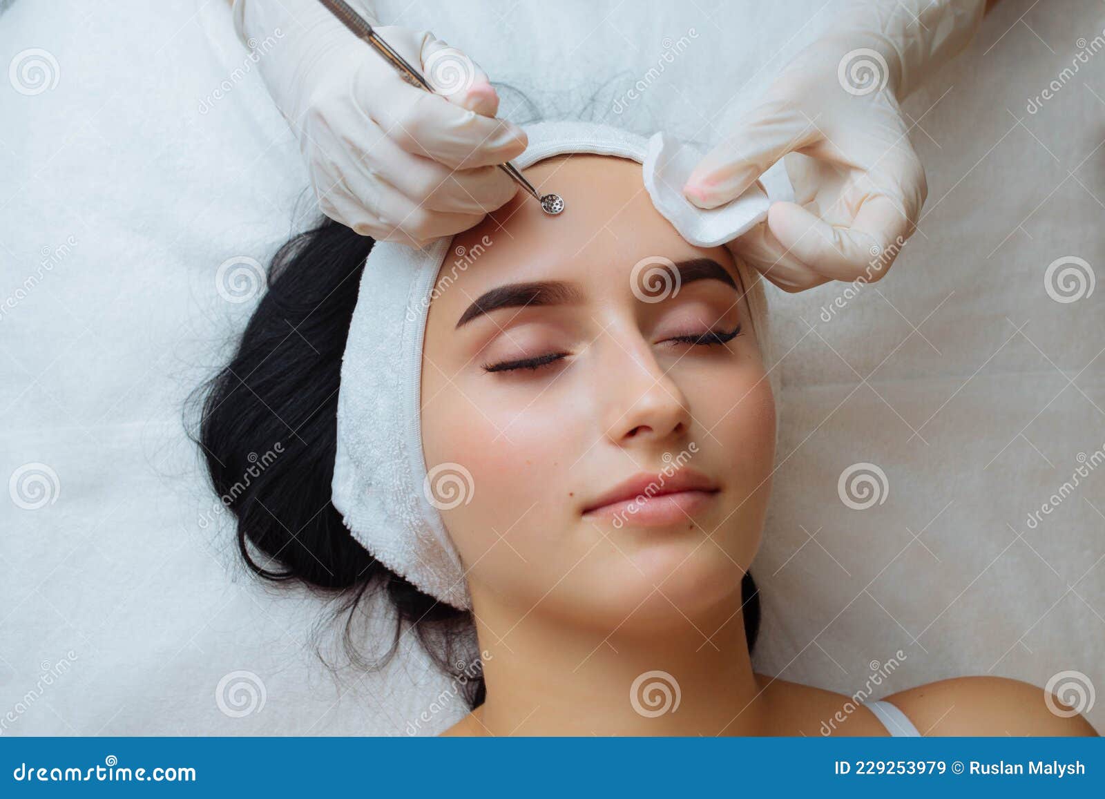 A Procedure For Mechanical Or Manual Face Cleansing By A Beautician