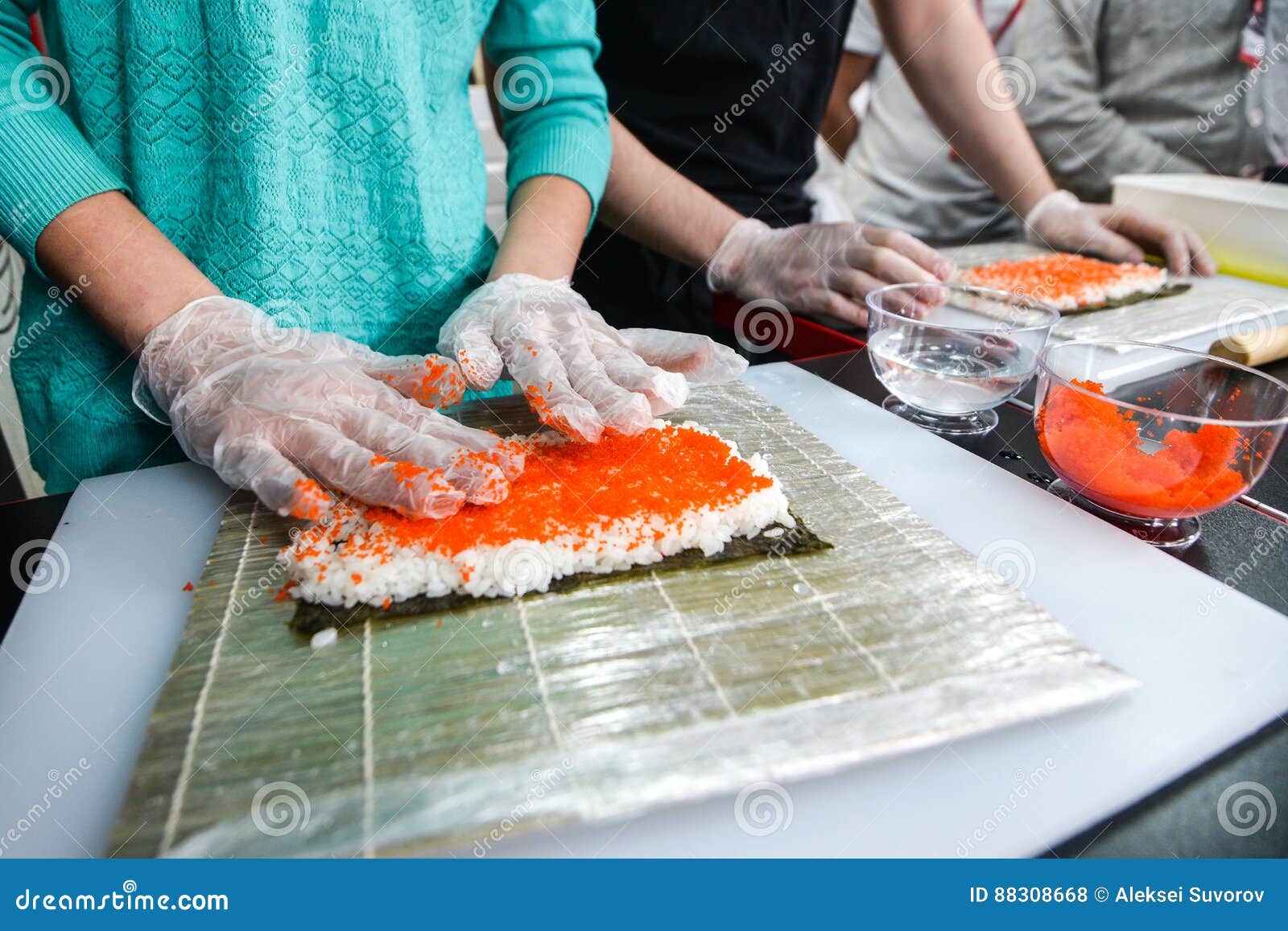 Proceso de hacer el sushi. El proceso de hacer los rollos de sushi California