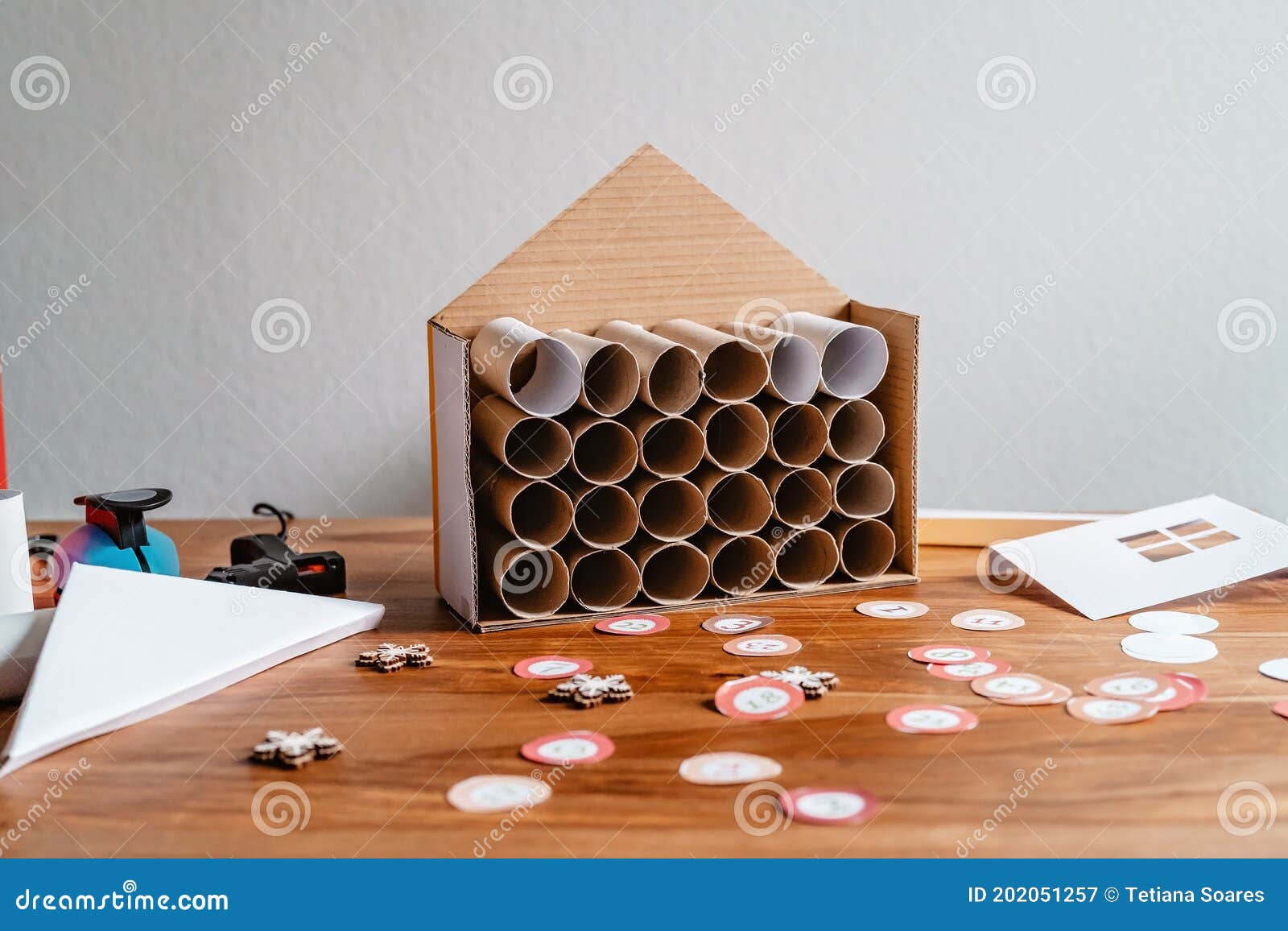 Complejo eficaz Cumplido Proceso De Hacer La Casa Hecha a Mano Del Calendario Del Advenimiento De Rollos De Papel Higiénico Y La Caja De Cartón. Imagen de archivo - Imagen de travieso, fechas: 202051257 Complejo eficaz Cumplido Proceso De Hacer La Casa Hecha a Mano Del Calendario Del Advenimiento De Rollos De Papel Higiénico Y La Caja De Cartón. Imagen de archivo - Imagen de travieso, fechas: 202051257
