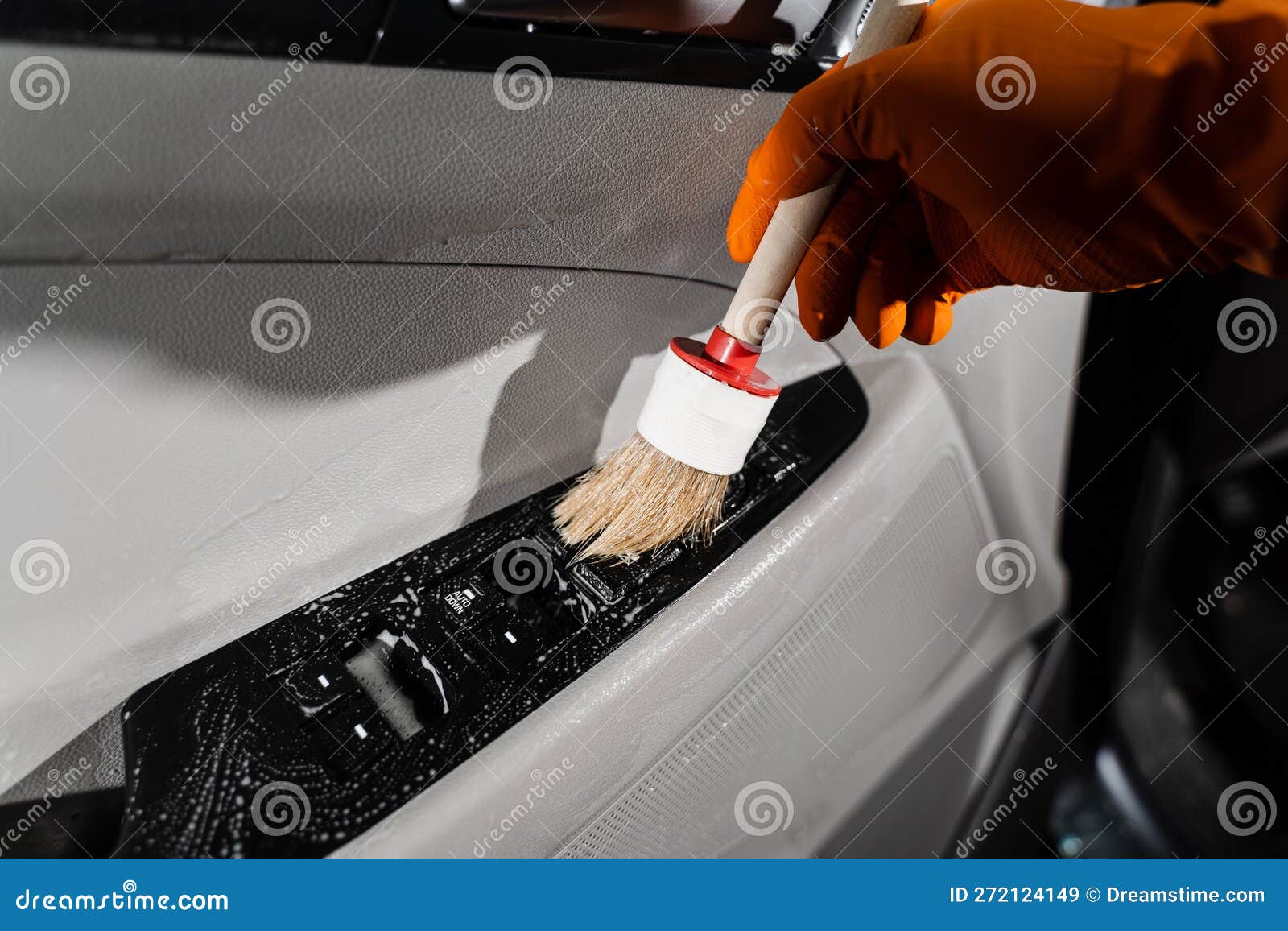 Proceso De Limpieza De Cepillos De Los Botones Del Coche Con Espuma Y  Detergente Del Panel De La Tarjeta De La Puerta Del Coche. S Imagen de  archivo - Imagen de botella