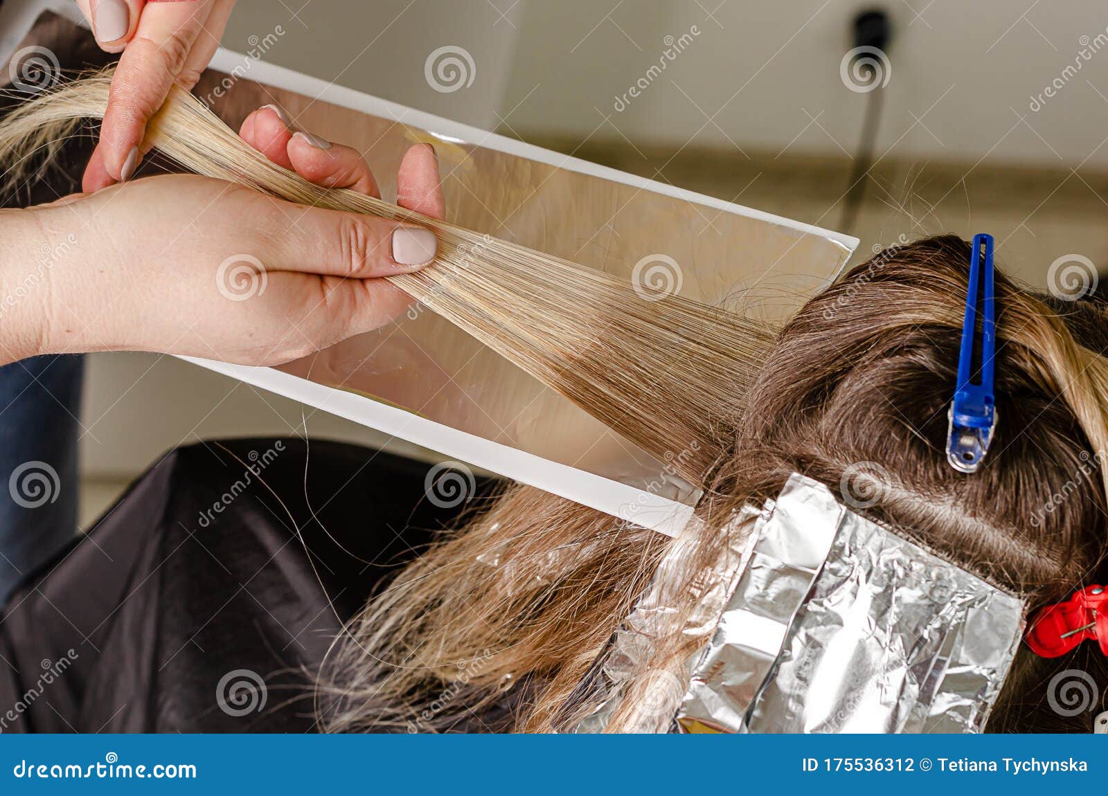 Process of Applying Bleaching Powder on Clients Hair and Wrapping into