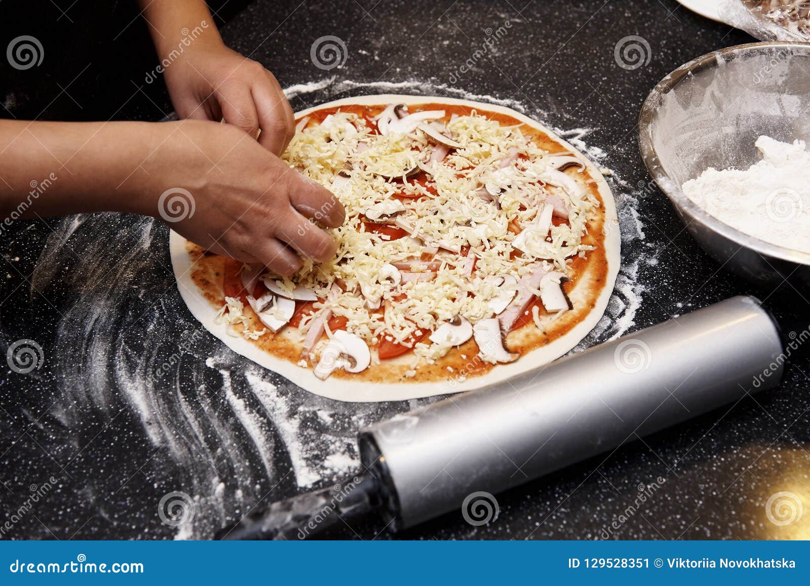 Что будет есть съесть сырое тесто. Процесс готовки пиццы. Тесто для пиццы вид сверху. Готовка пиццы с друзьями. Ингредиенты для теста пиццы.