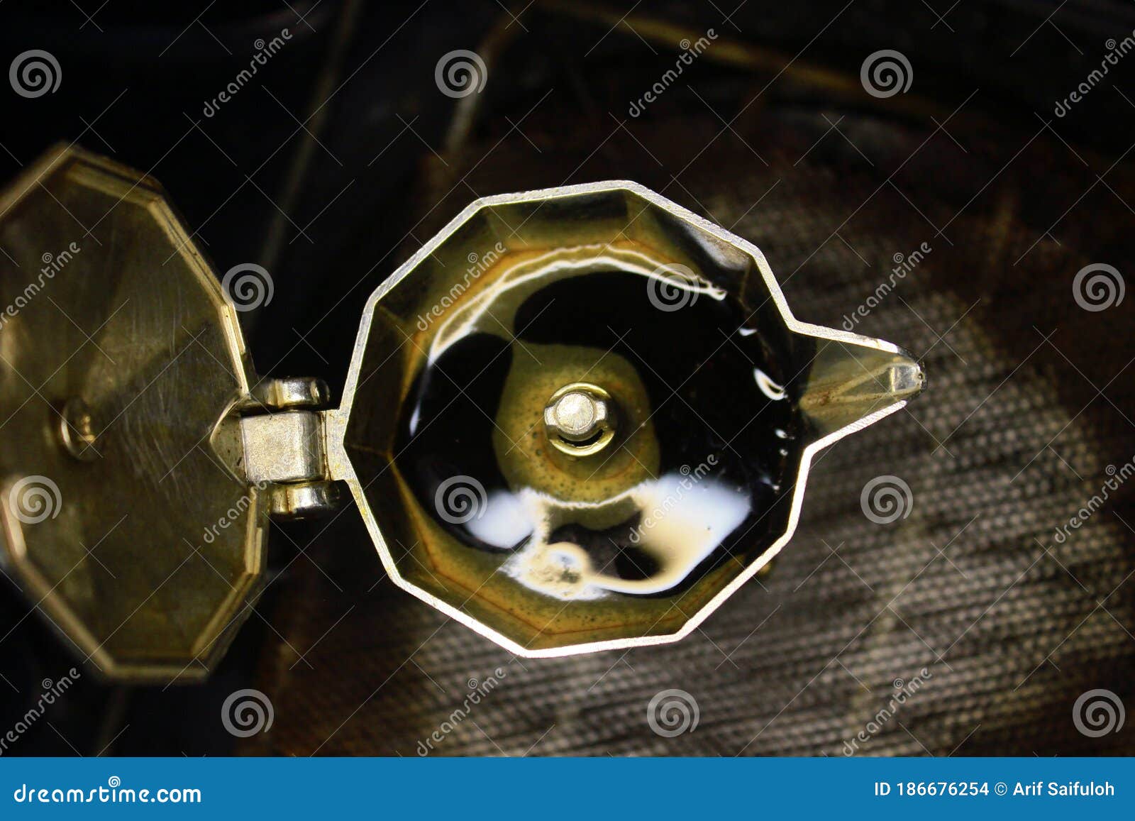 The Process of Extracting Coffee into Espresso Using Mocha Pots, Boiling Water at the Bottom