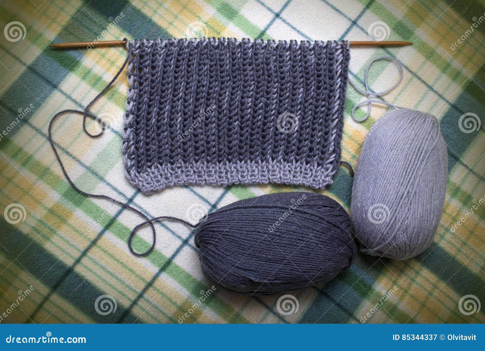 Process of Knitting Yarn Scarf Gray Two-tone English Brioche Stitch ...