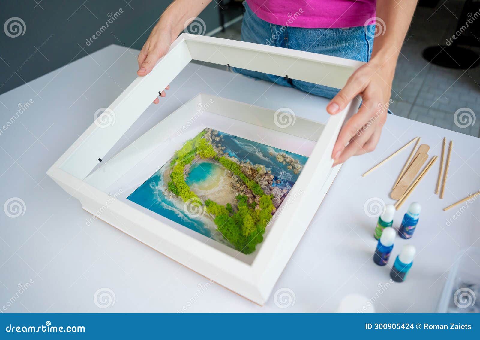 The Process of Making the Art Decor of Epoxy Resin, Natural Stones and