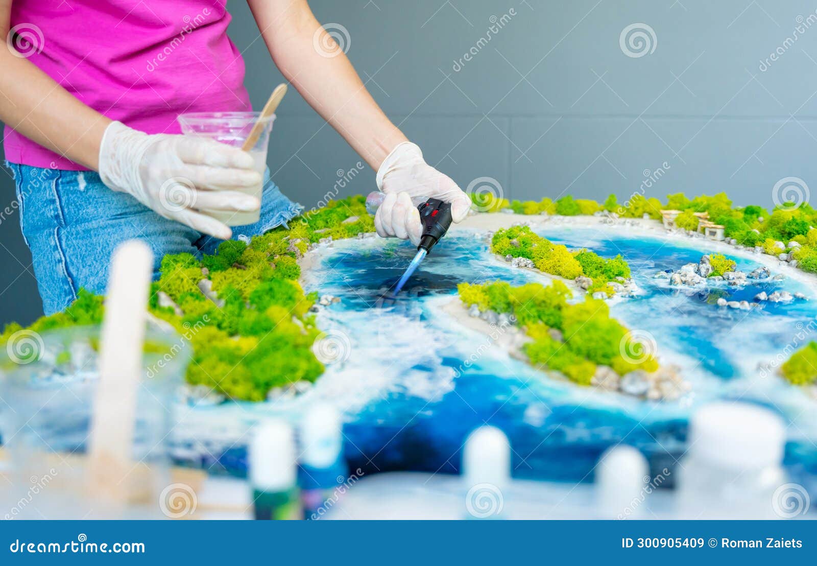 The Process of Making the Art Decor of Epoxy Resin, Natural Stones and