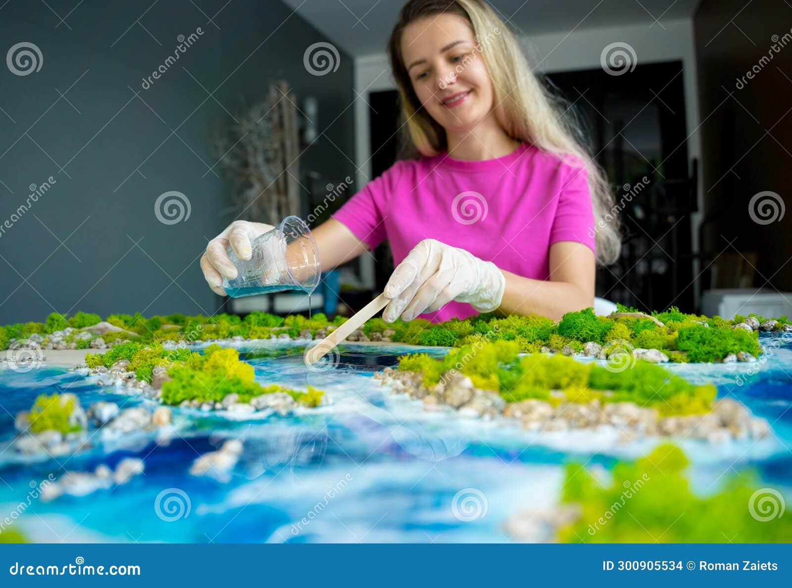 The Process of Making the Art Decor of Epoxy Resin, Natural Stones and