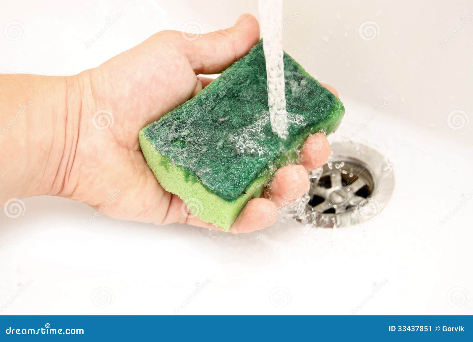 how does water move through a sponge? how does water move through a sponge?