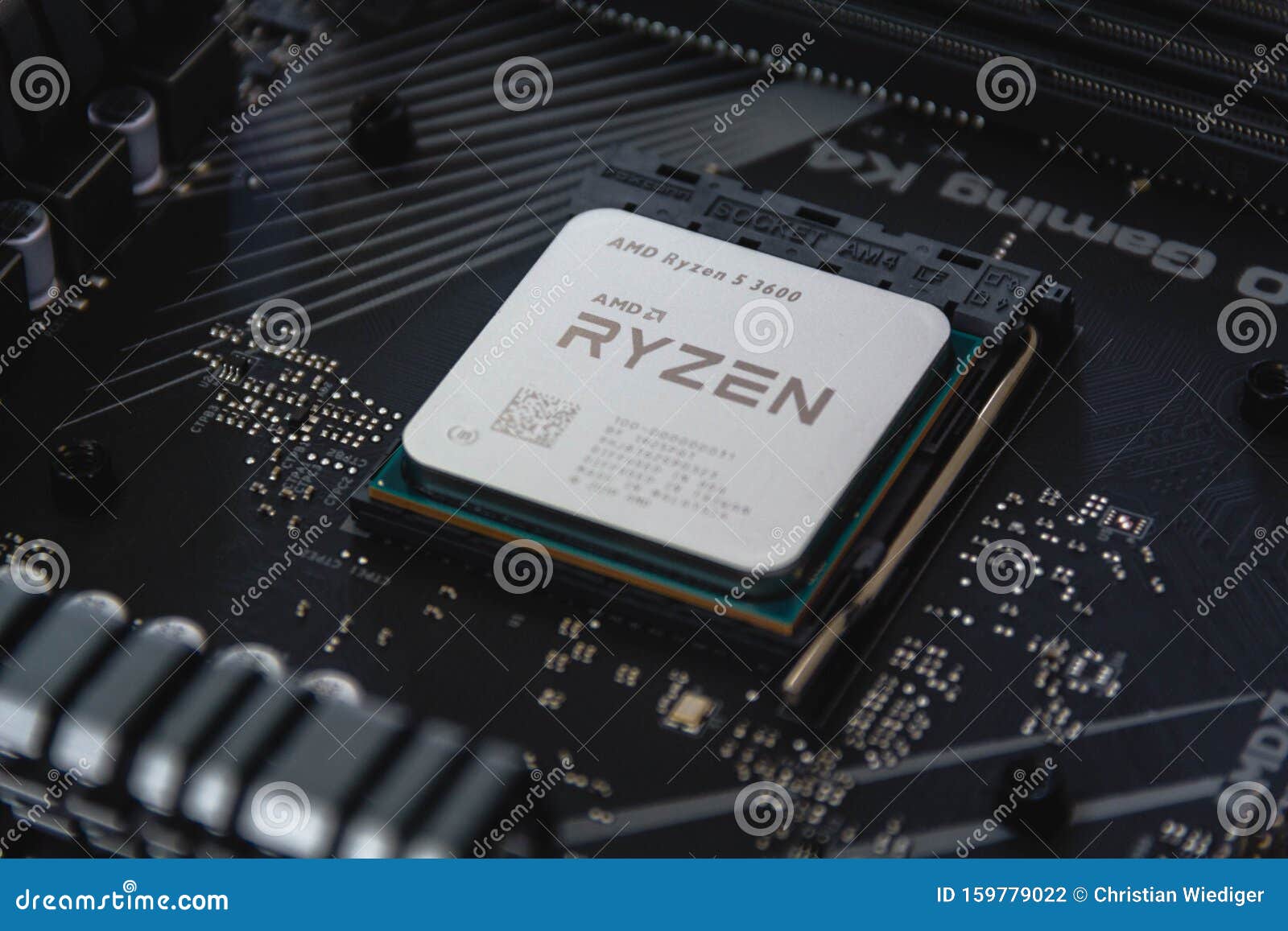 Processeur AMD Ryzen 5 3600 Fermé Dans La Prise De Carte Mère X570