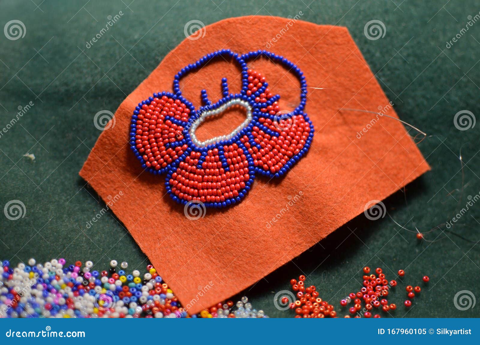 Processo De Fabricação De Broche Com Flor - Classe Mestre - Bordados Com  Contas Vermelhas E Azuis, Passatempo Feminino Imagem de Stock - Imagem de  agulha, brochura: 167960105