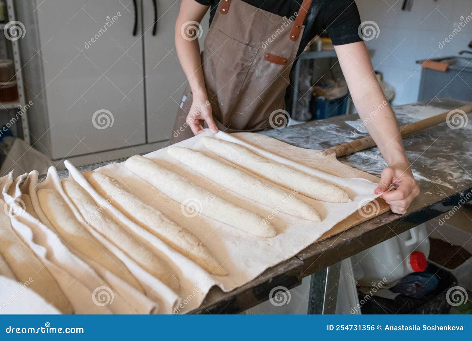 Processo De Fabrico De Baguetes Tradicionais Franceses Numa Padaria  Artesanal. Pão Impermeável Em Tecido. Foto de Stock - Imagem de  treinamento, padaria: 254731356