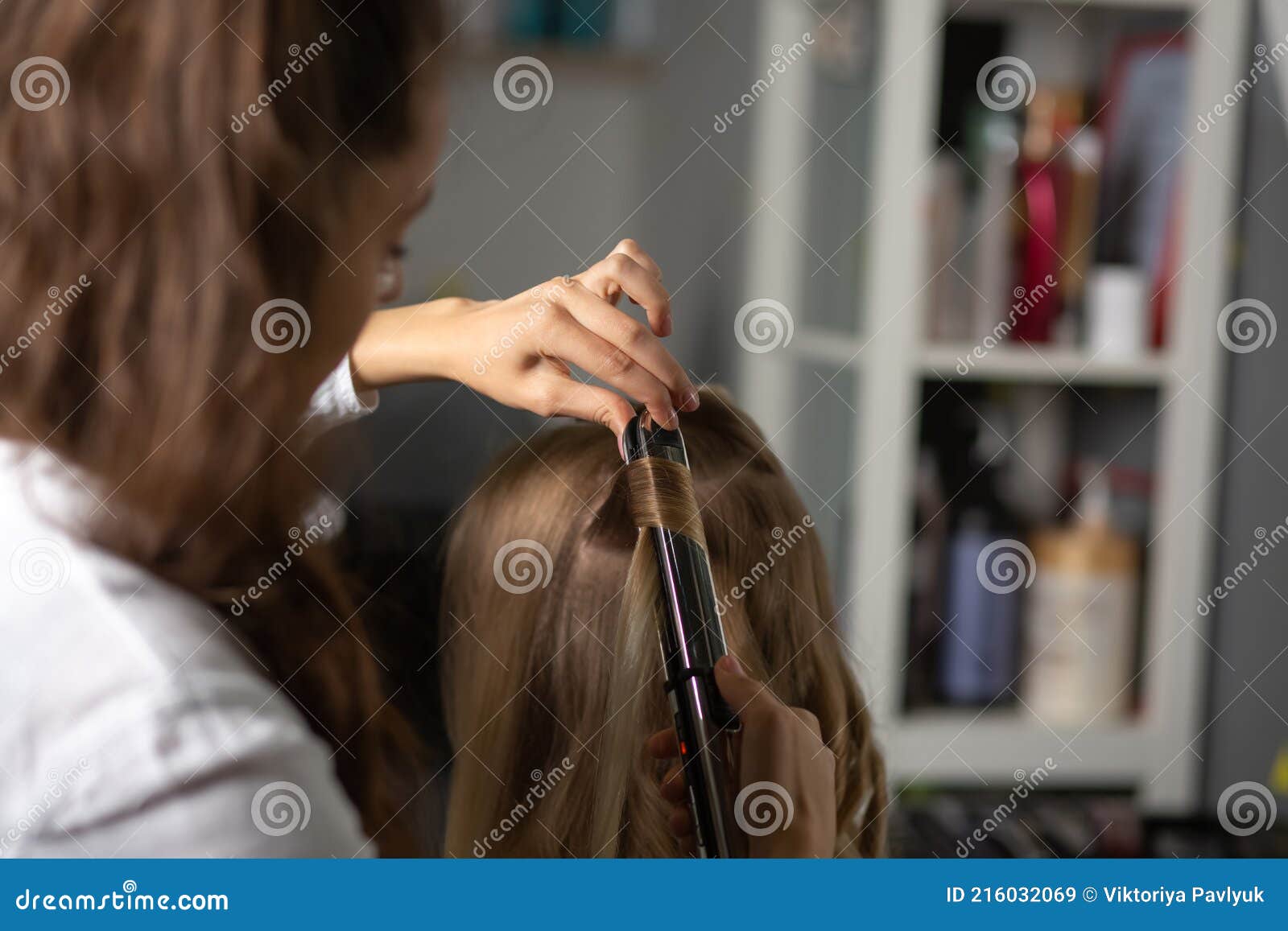Conceito de salão de cabeleireiro, uma bonita cabeleireira posando