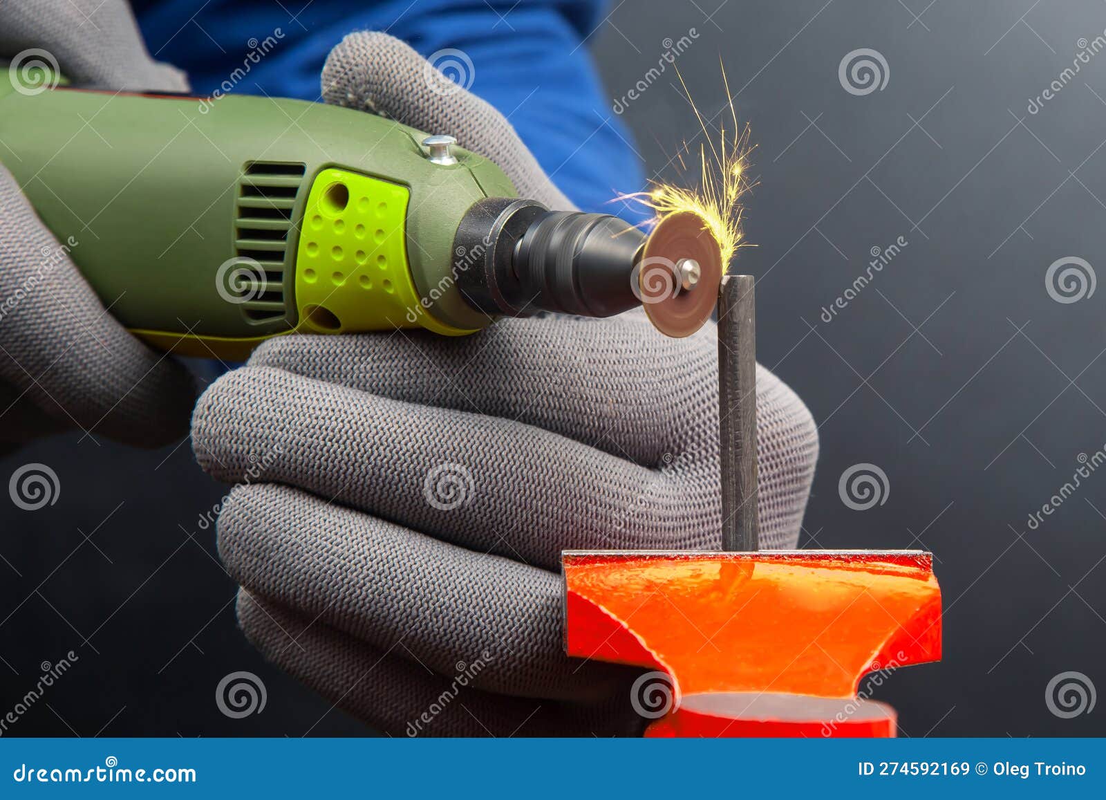 Processus De Travail Métal Avec La Gravure Foreuse Closeuse. Le Travail De  L'outil électrique De Gravure Dremel. Transformation in Image stock - Image  du industrie, gants: 274592169