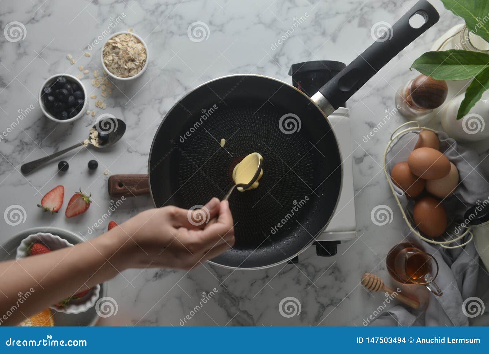 Producendo I Pancake, Dolce, Vista Superiore Bollente Delle Mani