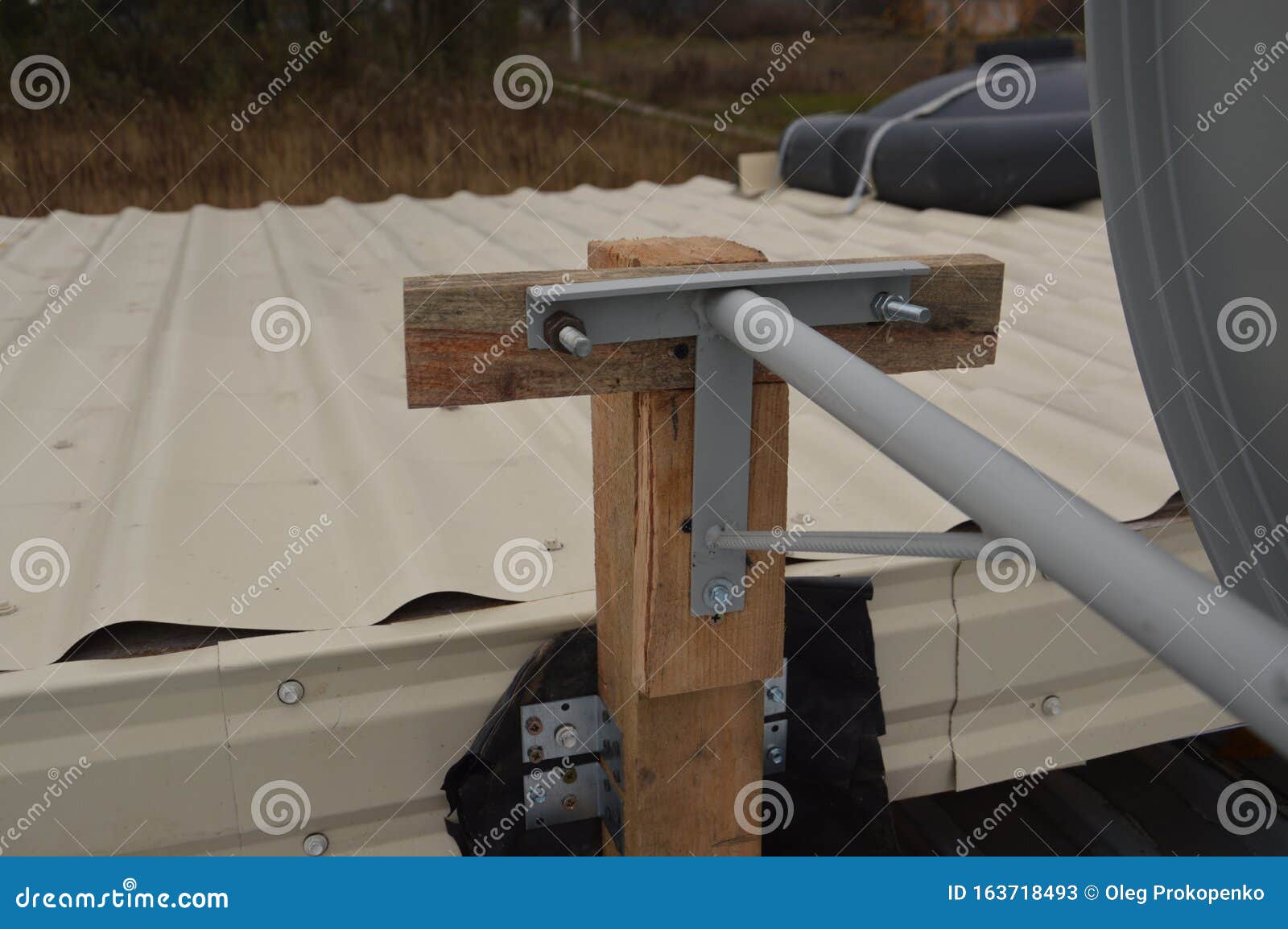 Production of a Bracket for Mounting a Satellite Dish on the Roof of a