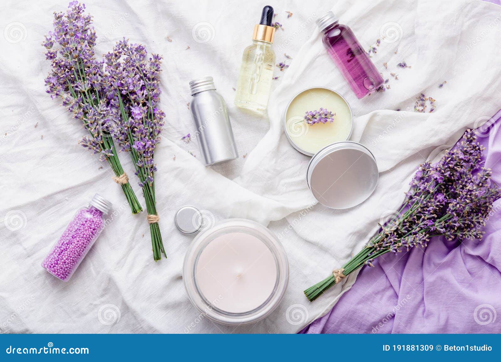 Productos Cosméticos Lavender Skincare. Productos Naturales De Belleza  Flores De Lavanda Frescas En Tela. Aceite Esencial De Lavan Imagen de  archivo - Imagen de esencia, lavanda: 191881309