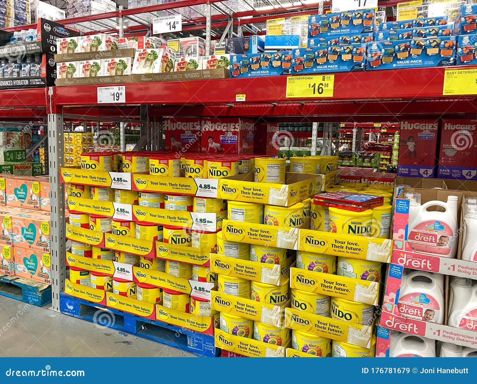 Productos Para Bebés En El Pasillo Para Bebés En Una Tienda Al Por Mayor  Del Sams Club Imagen de archivo editorial - Imagen de detergente, sano:  176781679