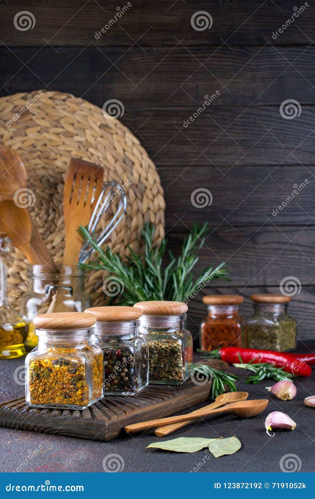 https://thumbs.dreamstime.com/z/productos-para-cocinar-en-cocina-utensilios-de-la-hierbas-especias-secas-coloridas-los-tarros-cristal-oscuridad-123872192.jpg