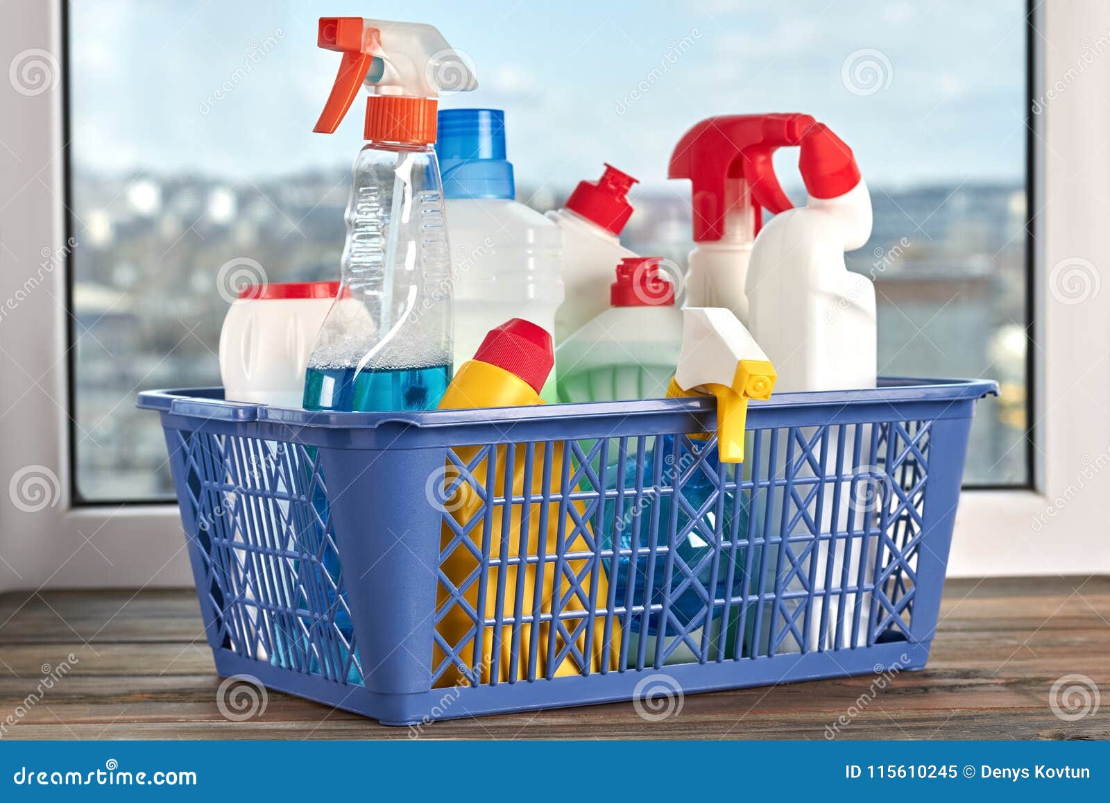 Productos Y Fuentes De Limpieza En Una Cesta Imagen de archivo - Imagen de  detergente, concepto: 115610245