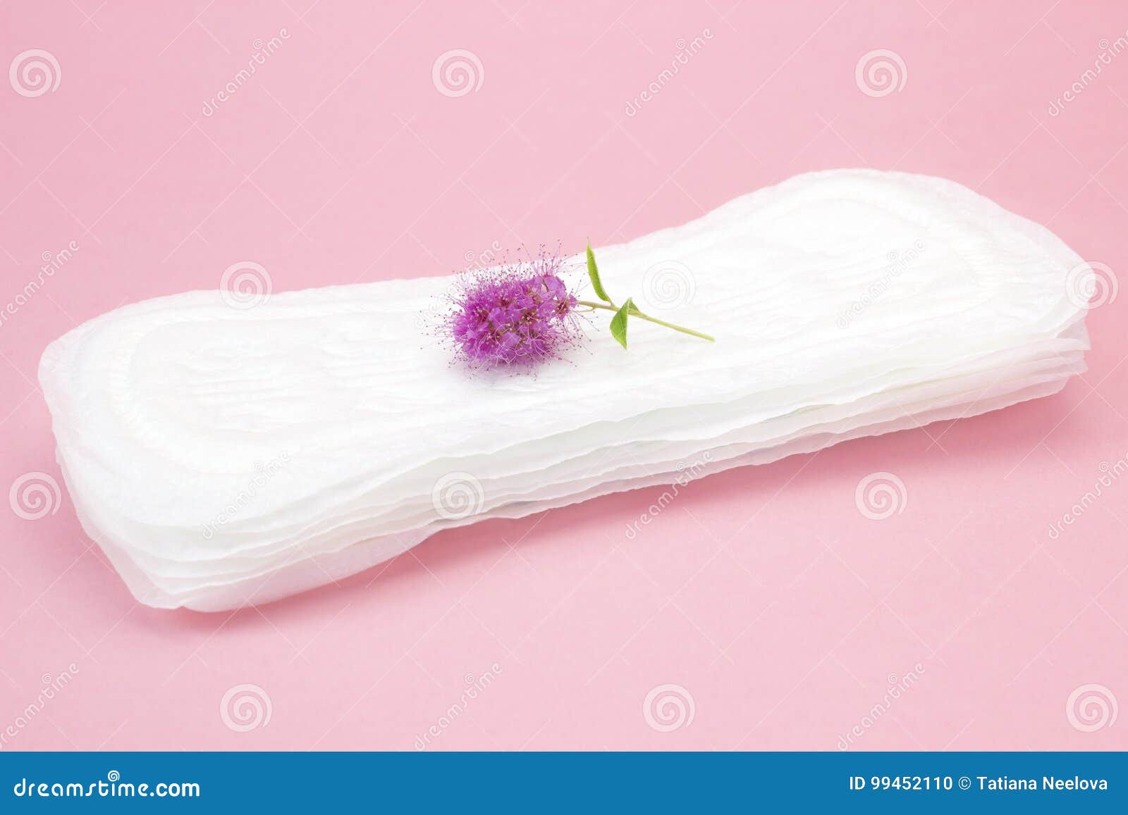 Almofadas Da Menstruação Com Os Grânulos Vermelhos Como Gotas No Fundo  Cor-de-rosa, Dias Críticos Do Sangue Das Mulheres, Ciclo G Foto de Stock -  Imagem de dias, madeireiras: 152643002