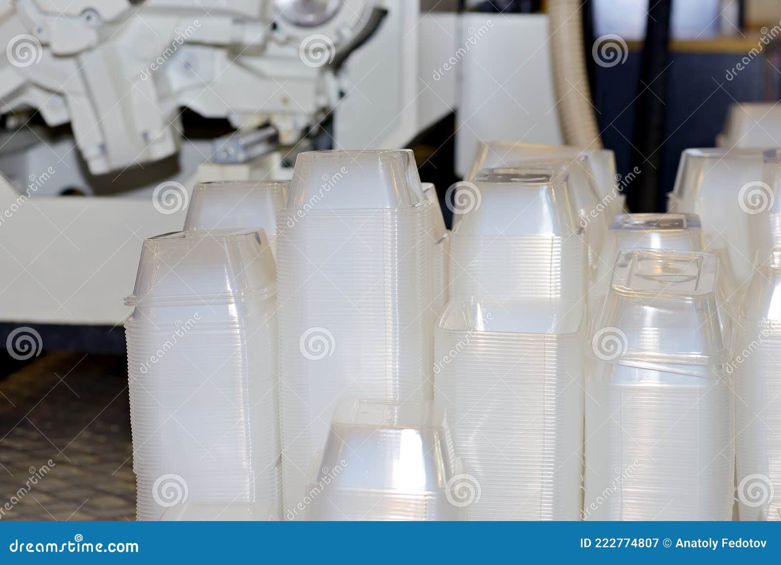 Produzione Industriale Di Contenitori in Plastica Usa E Getta Immagine  Stock - Immagine di caso, pranzo: 222774807