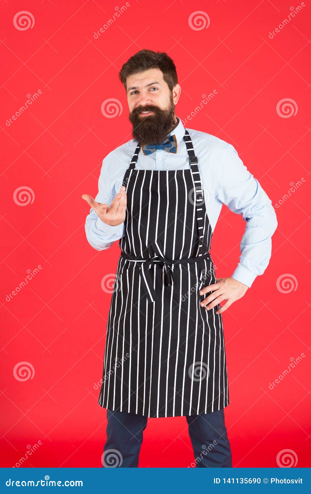 Profesional En Cocina Hombre Con El Delantal Del Inconformista Del Cocinero  De La Barba Fondo Rojo Del Cocinero Del Cocinero Del Foto de archivo -  Imagen de restaurante, experto: 141135690