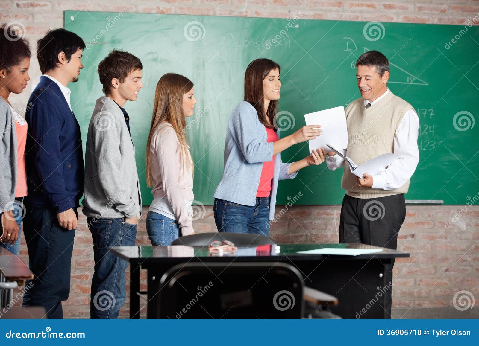 Onderstrepen Bedenk Deter Profesor Giving Test Result Al Estudiante at Classroom Foto de archivo -  Imagen de fila, tiza: 36905710