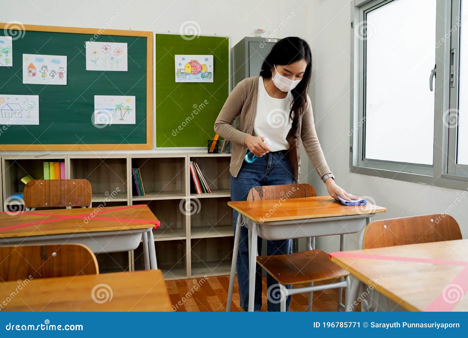 Profesora Joven Usando Un Spray De Alcohol Para Desinfectar Escritorios Estudiantiles En El Aula Mujer Asiática En Limpieza De Ma Imagen de archivo  Foto imagen