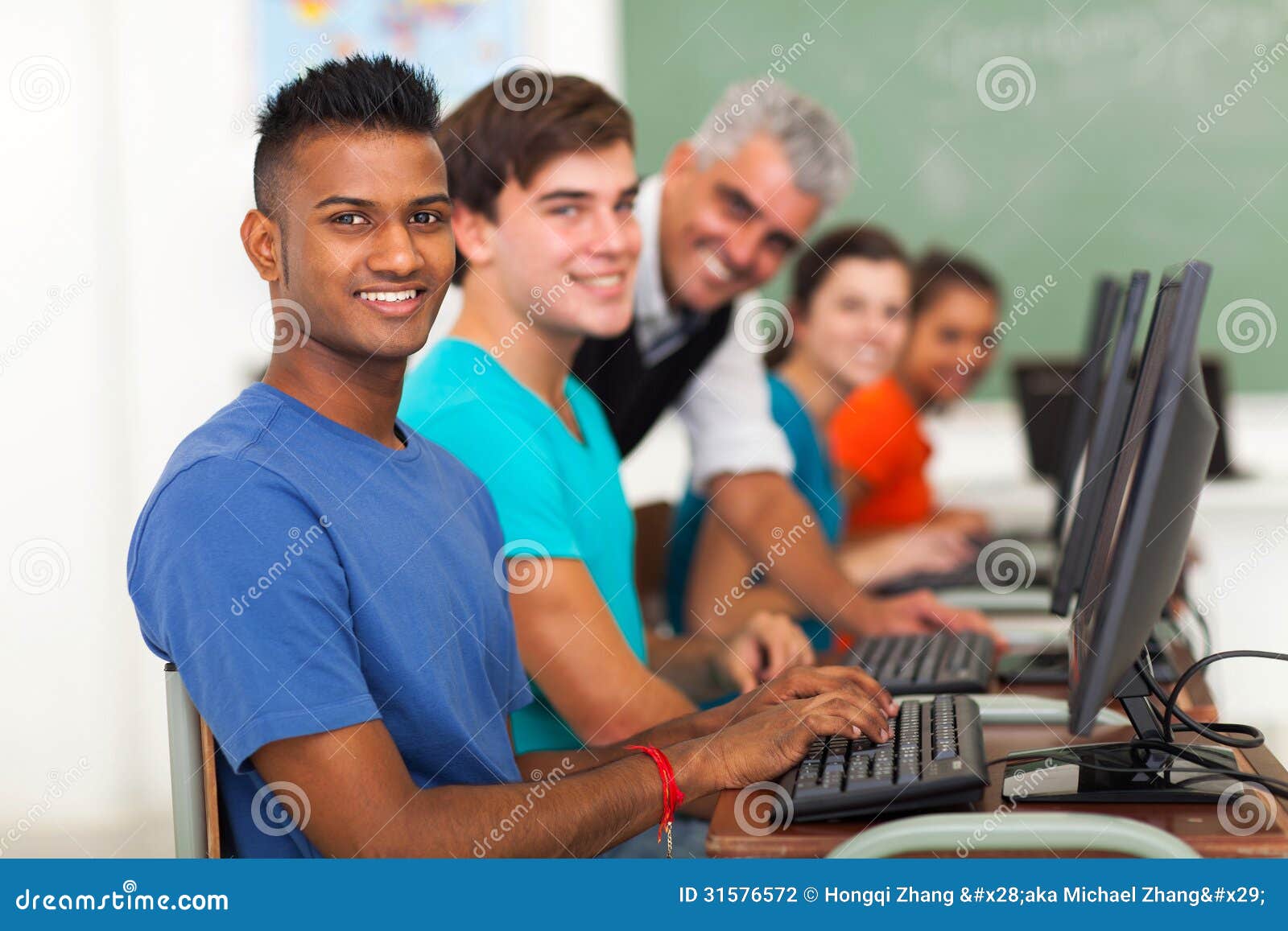 Professeur d'étudiants de groupe. Le groupe d'étudiants et le professeur dans l'ordinateur classent regarder l'appareil-photo