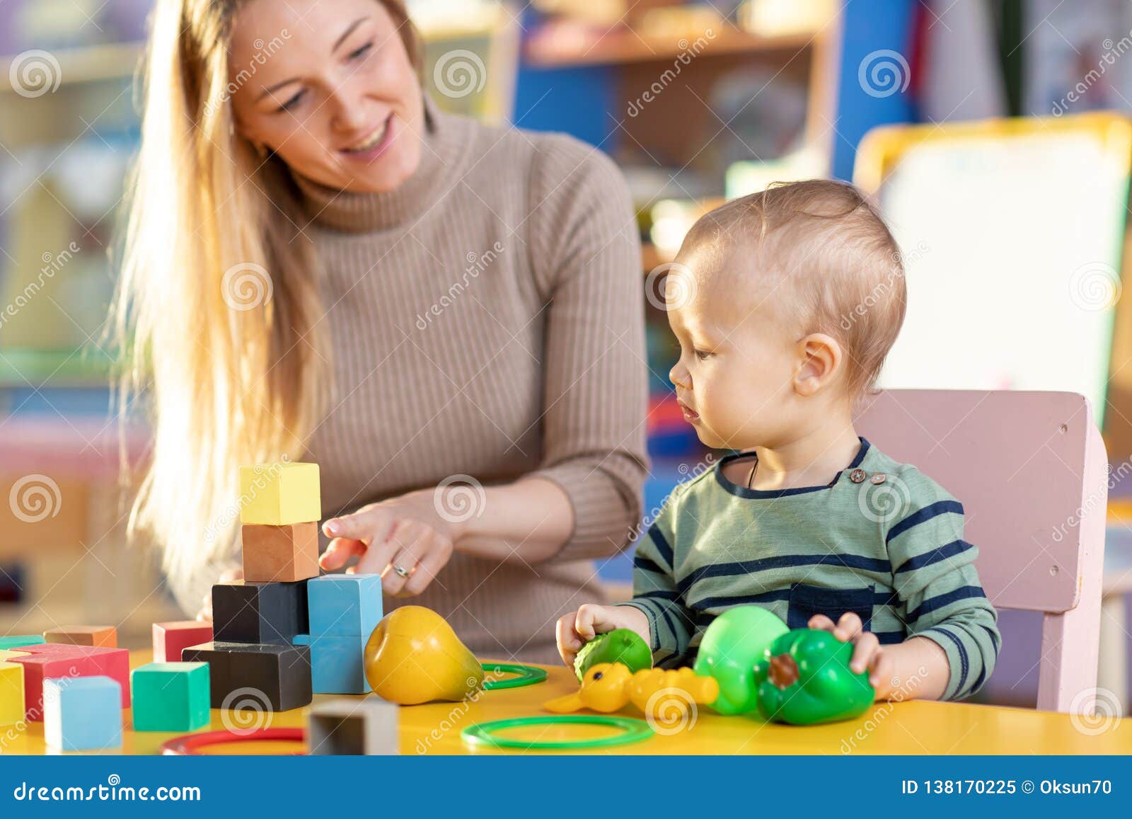 Mignon Petit Garçon Jouant Enfant D'âge Préscolaire Jouets Lego À