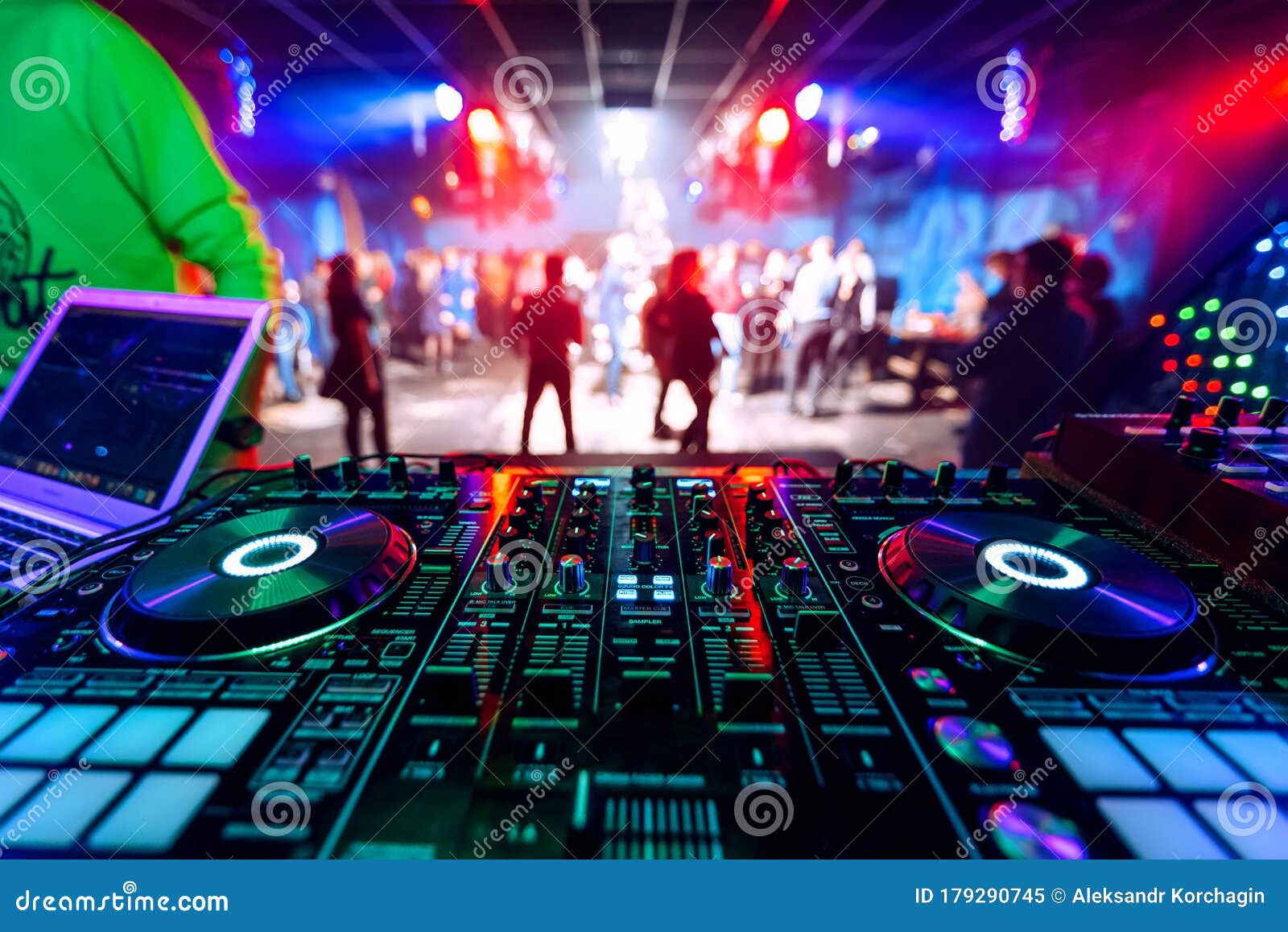 Målestok guitar Kriger Professional DJ Music Mixer at a Party at an Electronic Concert Stock Image  - Image of booth, music: 179290745