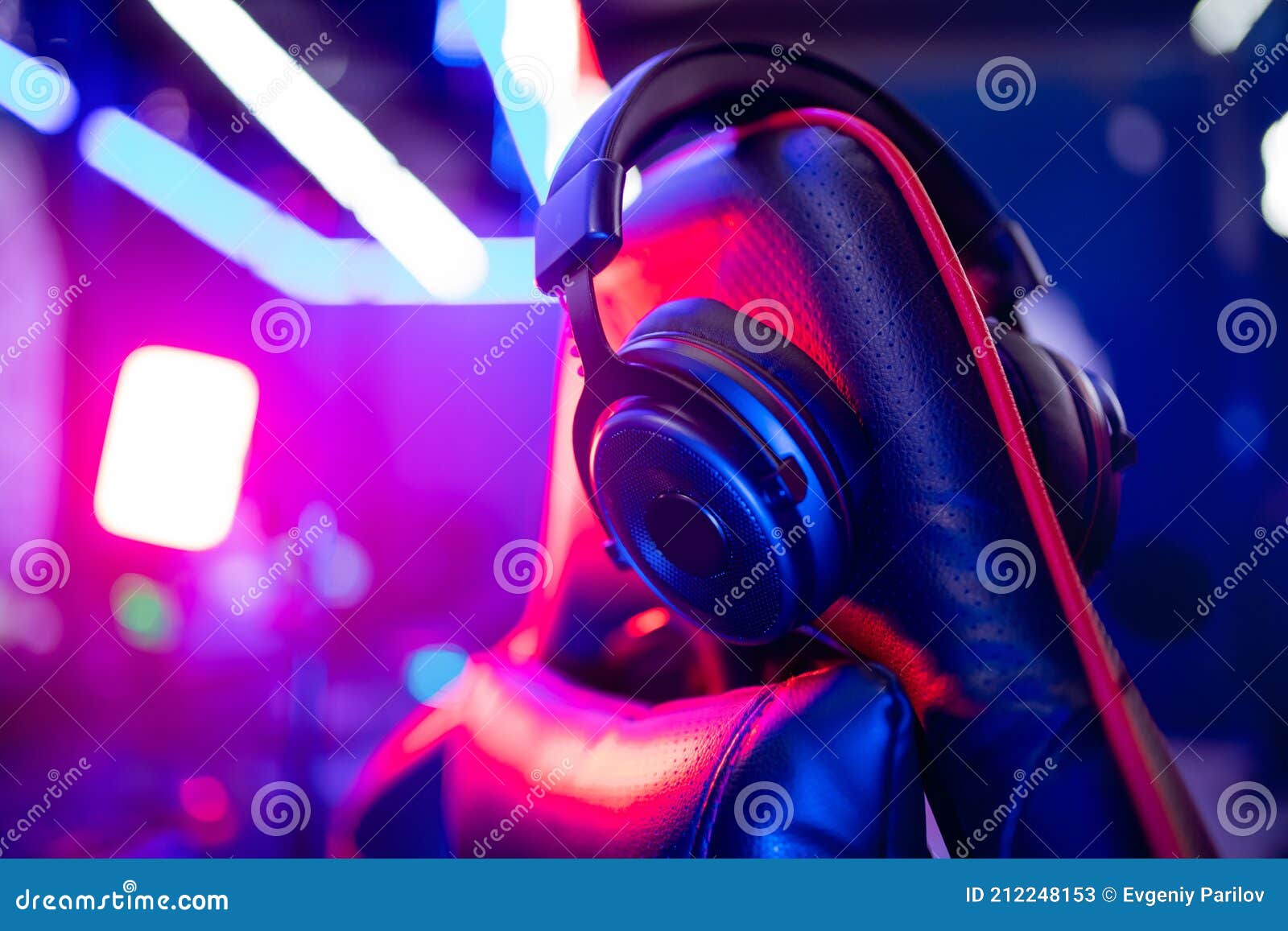Premium Photo  Gamer with headset and microphone losing video games in  gaming home studio and talking with friends on networks. defeated man with  headphones streaming online cyber performing during tournament