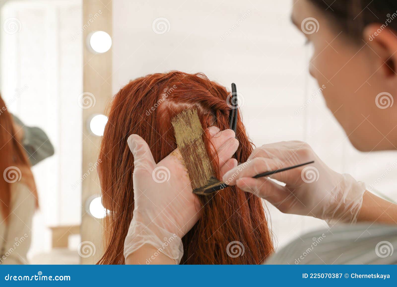 Professional Hairdresser Dyeing Woman`s Hair with Henna in Beauty Salon  Stock Image - Image of hands, girl: 225070387