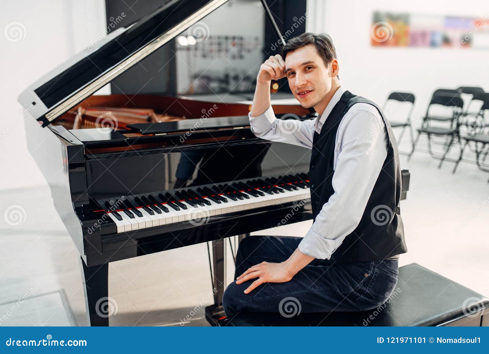 Professional Pianist at the Black Grand Image - Image of acoustic, hand: 121971101