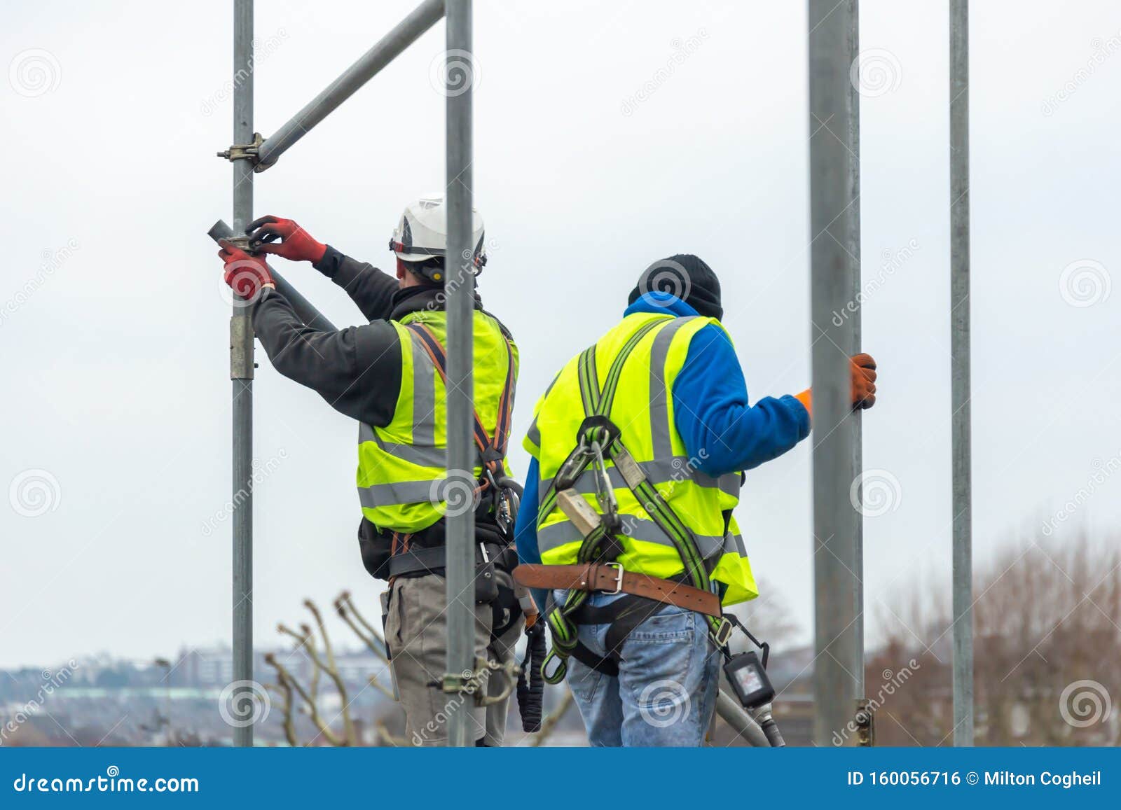 professional scaffolders working on scaffolding in the uk