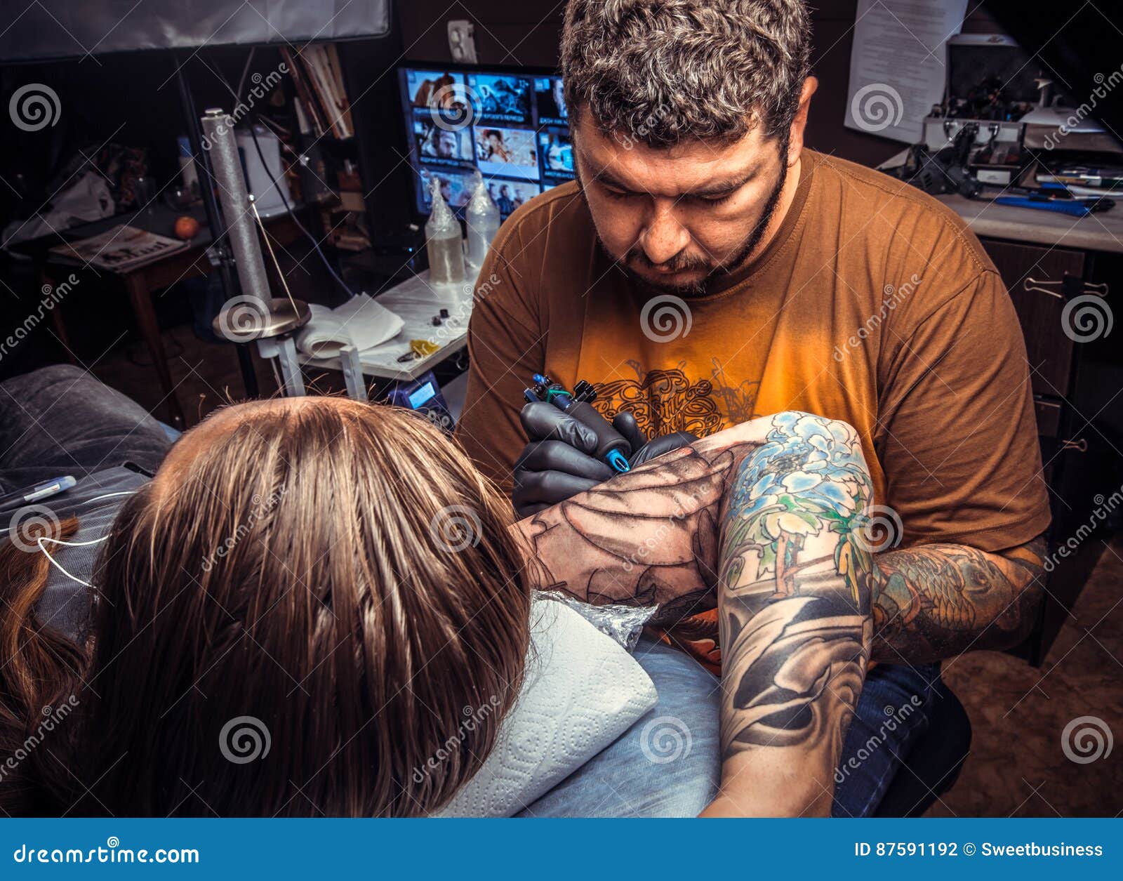 Professional Tattooer At Work In Tattoo Studio Stock Photo - Image of
