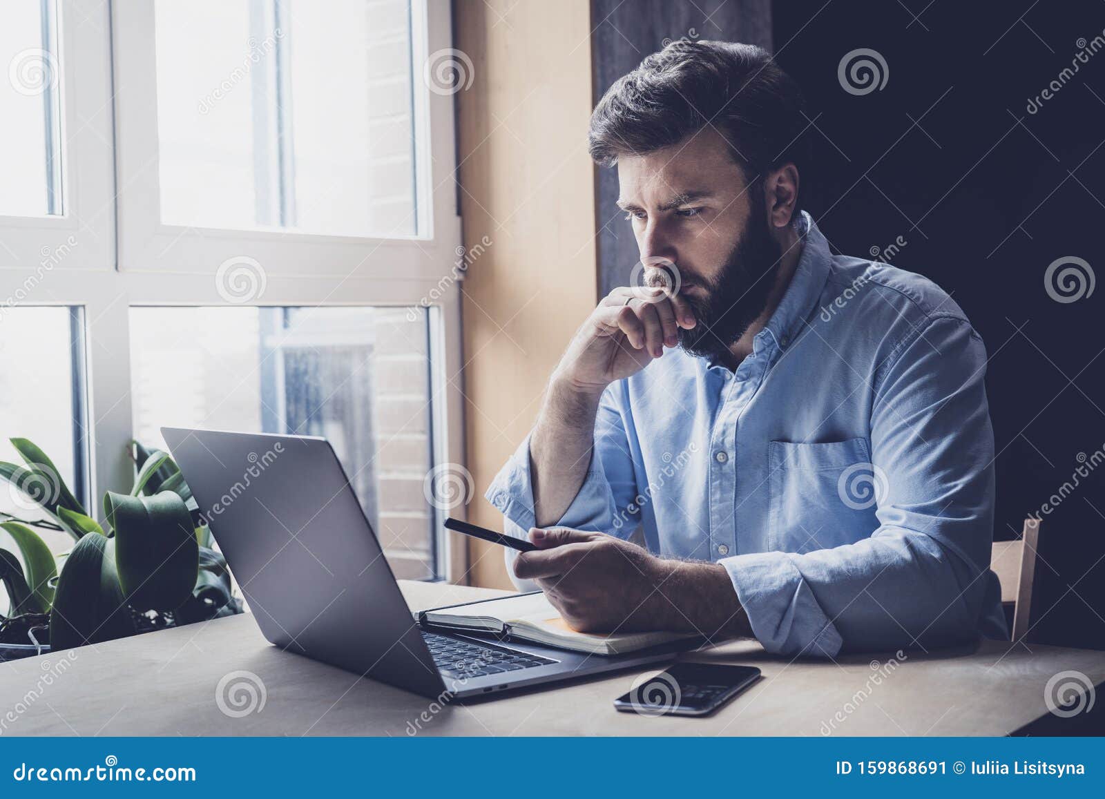 Professioneel Op Kantoor Voor De Laptop Thuisstudenten Die Ver Van School Gaan Ernstige Man Die Op Desktop Werkt Stock - Image of volwassen, ondernemer: 159868691