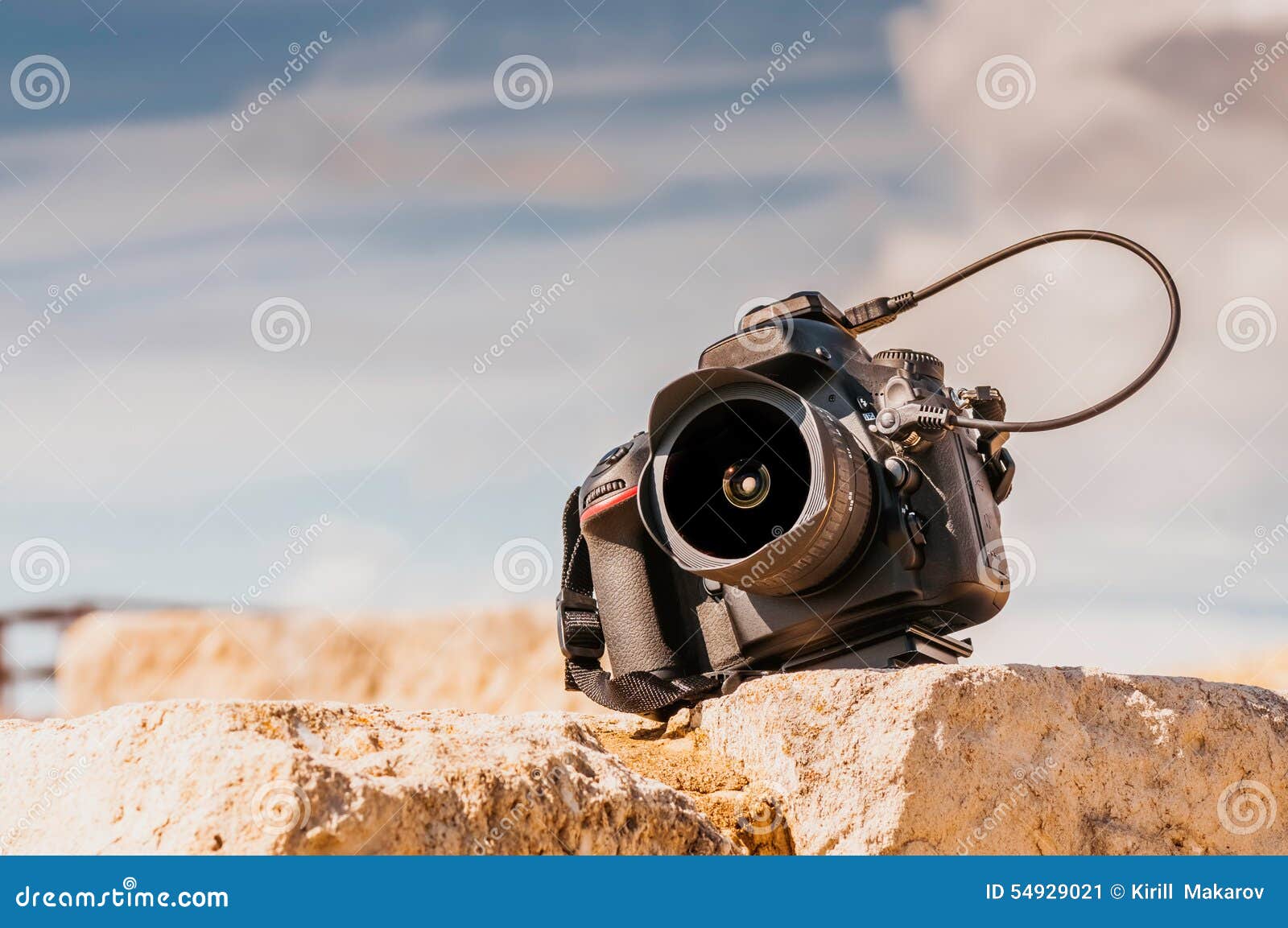 Professionele digitale camera bovenop het steenblok Sluit omhoog foto