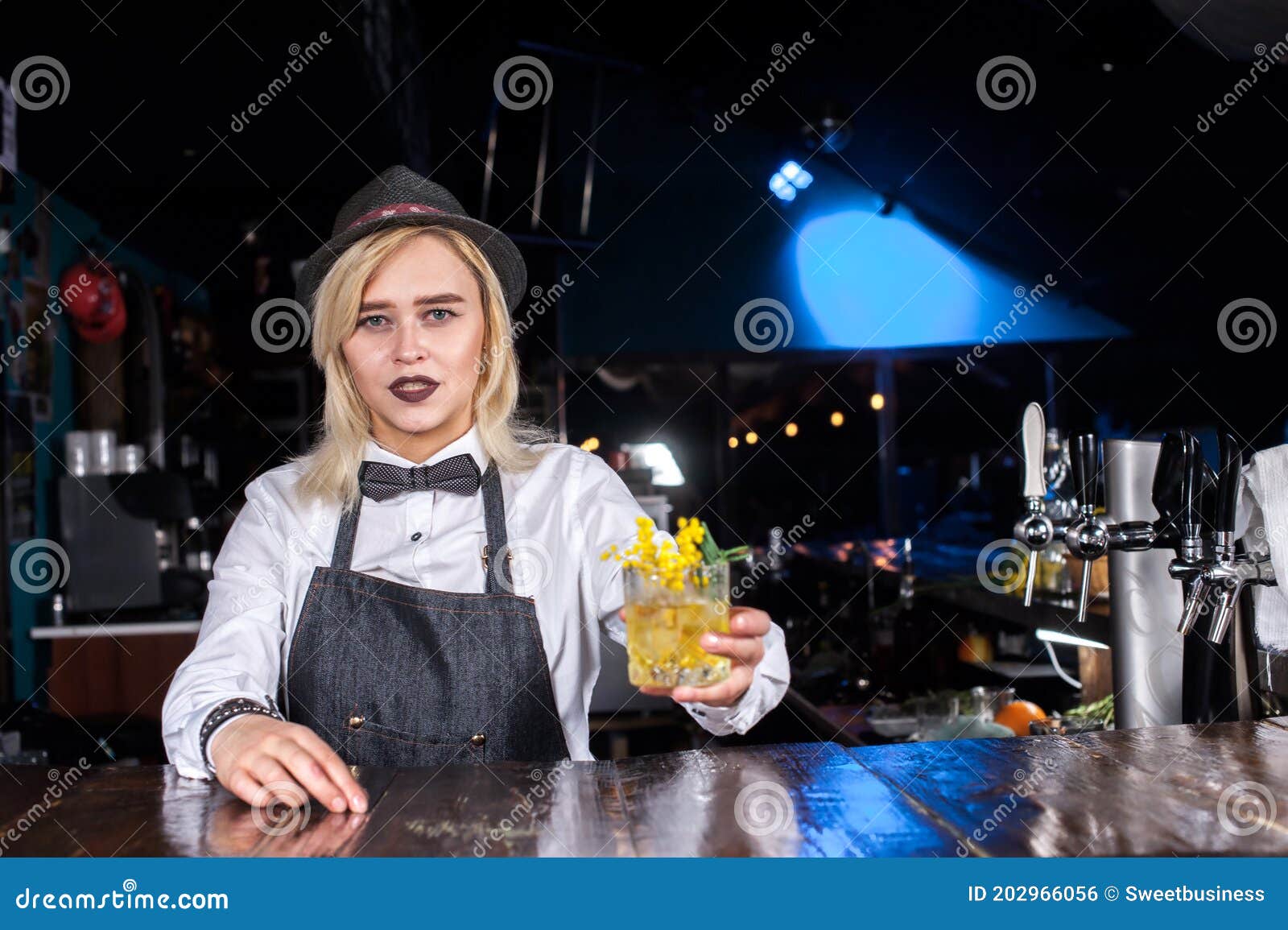 Professionele Meisjeskapper Plaatst De Finishlijn Op Een Drankje Achter ...