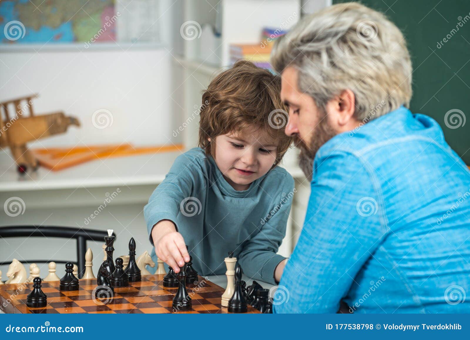 Professor Bonito Dando Aulas Particulares Xadrez Para O Garoto Da