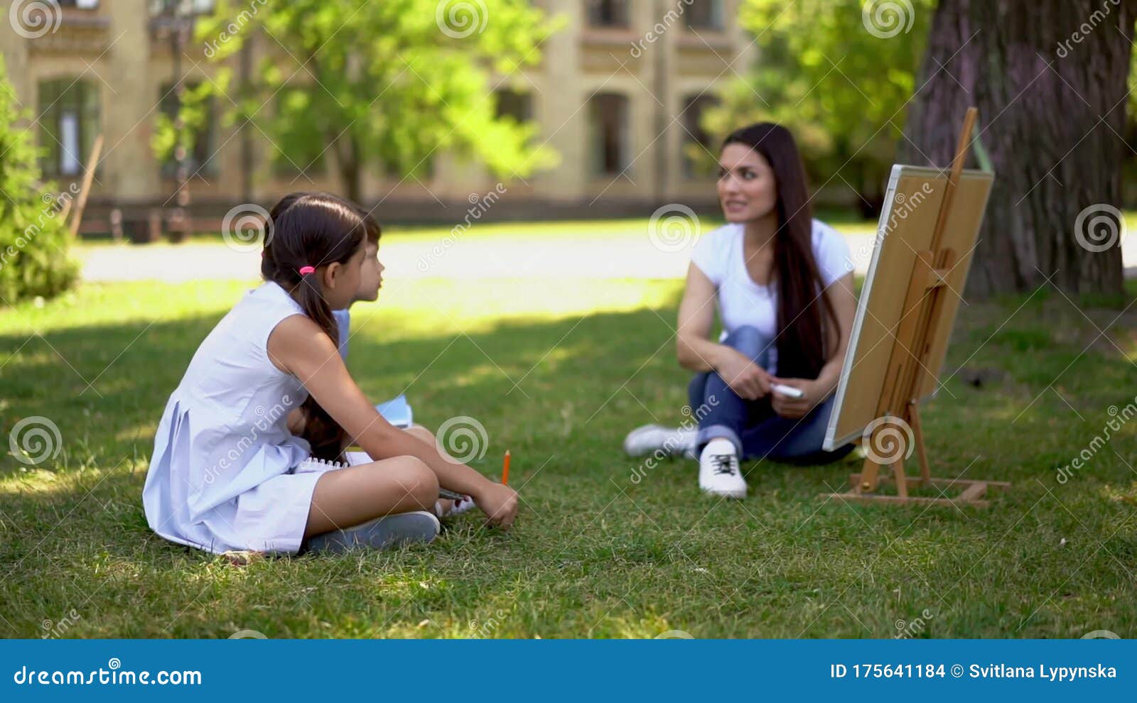 Foto Caucasiana bela jovem professora ensinando arte para crianças