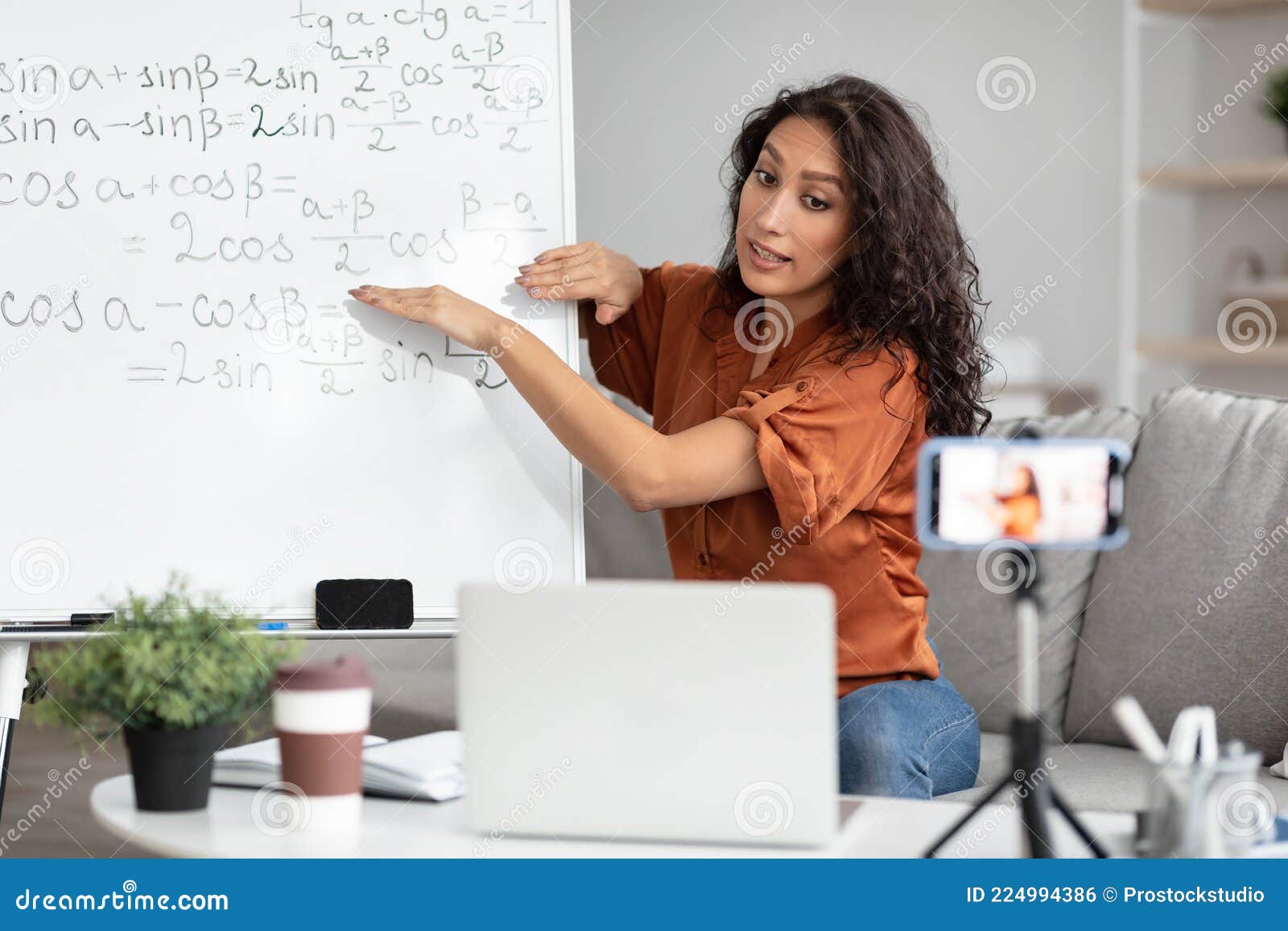 Professor de matemática ensinando em sala de aula