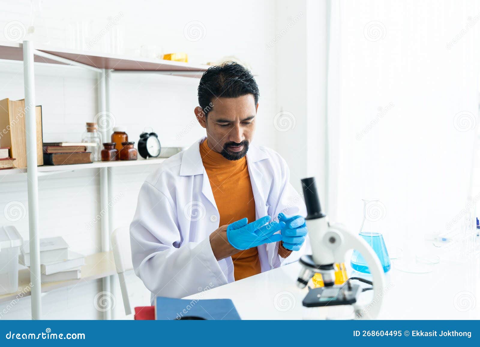 Sala de aula de ciências com ferramentas na mesa